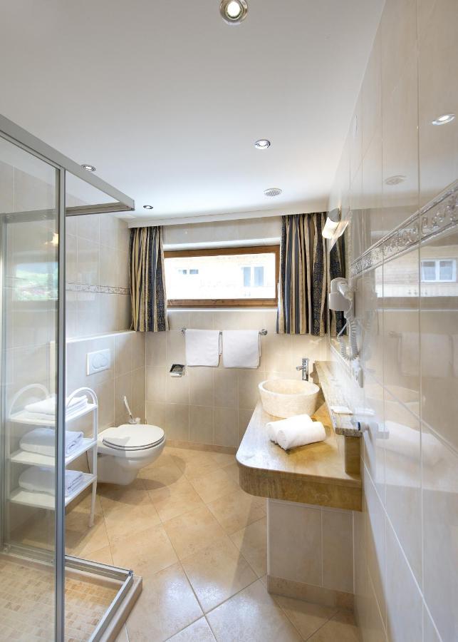 Hotel Wiesenegg Aurach bei Kitzbuehel Pokoj fotografie